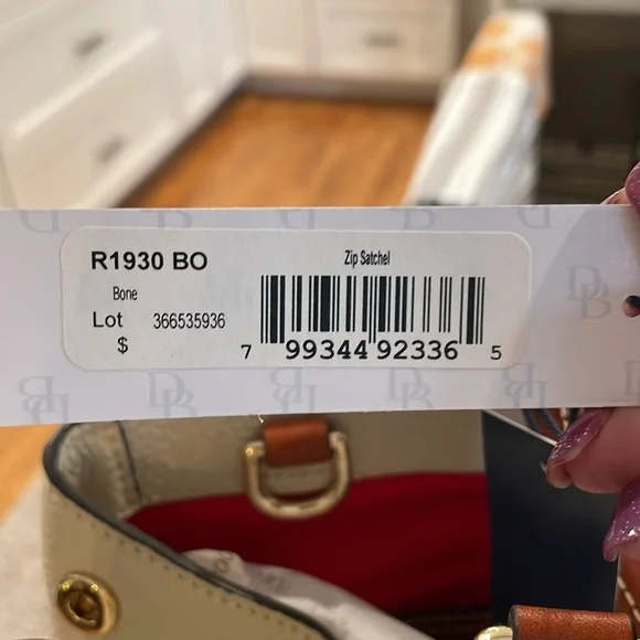 Dooney and Bourke medium shopper tote BNWT - Picture 5 of 8